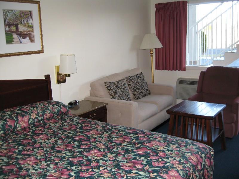 Red Carpet Inn & Suites Image